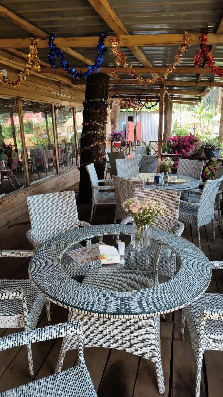 Round garden tables